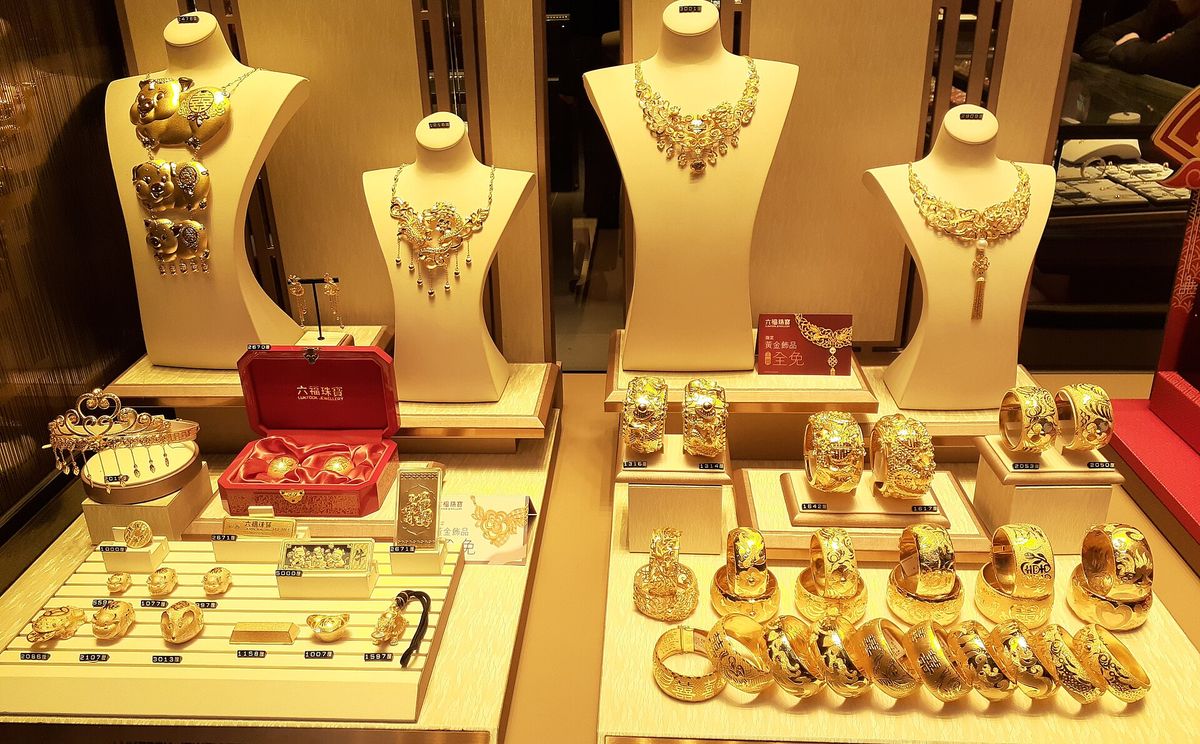 Gold jewellery shop display